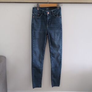 BASE LEVEL | Women's Medium Wash ANN High-Rise Skinny Leg Ripped Hem Jeans